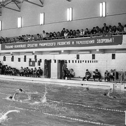 Соревнования в городском бассейне, начало 1970-х годов 