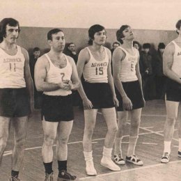 Сборная команда Долинска по баскетболу, конец 1960-х годов 
