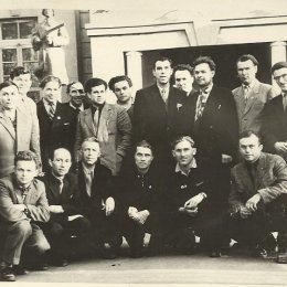 Руководители районных и городских комитетов физкультуры и спорта на конференции в Южно-Сахалинске (на фоне бывшего здания ДОСА), середина 1950-х годов 