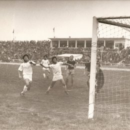 В 1989 году на матче юношеских сборных Сахалинской области и КНДР присутствовало 8000 зрителей 