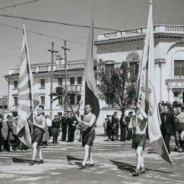 Шествие спортсменов по улицам Южно-Сахалинска, 1956 год