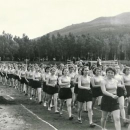 Парад физкультурниц на стадионе в городском парке, 1956 год