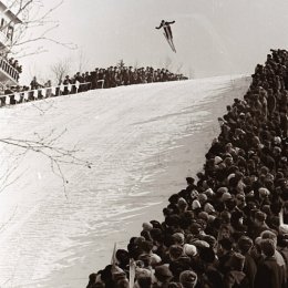 Такому количеству зрителей на соревнованиях по прыжкам на лыжах с трамплина сегодня можно только позавидовать