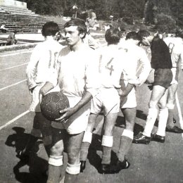 Юные футболисты на стадионе в городском парке, начало 1970-х годов