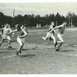 Легкоатлетическая эстафета на стадионе в городском парке, 1957 год