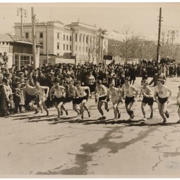 Старт легкоатлетической эстафеты по улицам города, 1957 год