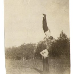 Красноармейцы выполняют гимнастические упражнения. п. Оноры, 1940 год