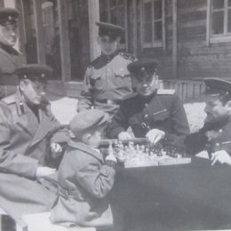 Военные играют в шахматы. Поселок Эхаби, начало 1950-х годов