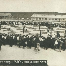 Партия в "живые шахматы" в Охе, 1933 год