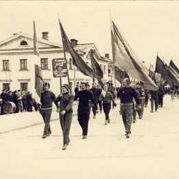 Углегорск, колонна физкультурников на параде в честь 7 ноября (1960-е годы)