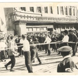 Показательные выступления боксеров на улицах Холмска (1961 год)