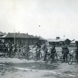 Одни и первых сахалинских велосипедистов. Александровск-на-Сахалине, 1933 год