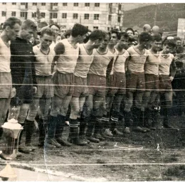 Команда «Локомотив» (Южно-Сахалинск) – обладатель Кубка области 1960 года. 

Стадион «ДОСА» (на заднем плане строящиеся дома по ул. Комсомольская)