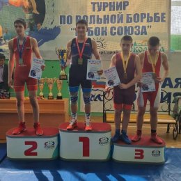 Островные борцы завоевали десять медалей Всероссийских соревнований в Биробиджане
