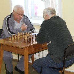 В первенстве Южно-Сахалинска по шахматам среди ветеранов обострилась борьба за лидерство 