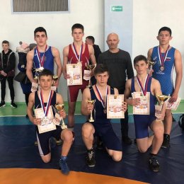 Островные борцы завоевали восемь медалей на всероссийском турнире в Тынде