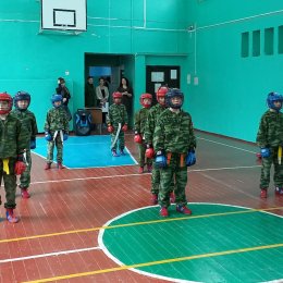 Ученикам школы № 5 Троицкого показали приемы армейского рукопашного боя