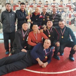 Ветераны из Южно-Сахалинска стали победителями мини-футбольного турнира в Холмске