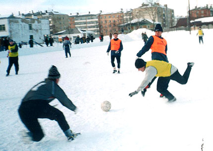 Традиционный турнир по футболу на кубок мэра Ногликского района, п.Ноглики, март 2004