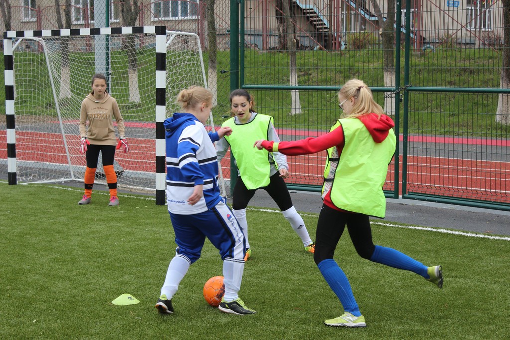 Товарищеский матч между женскими командами СахГУ и восьмой школы