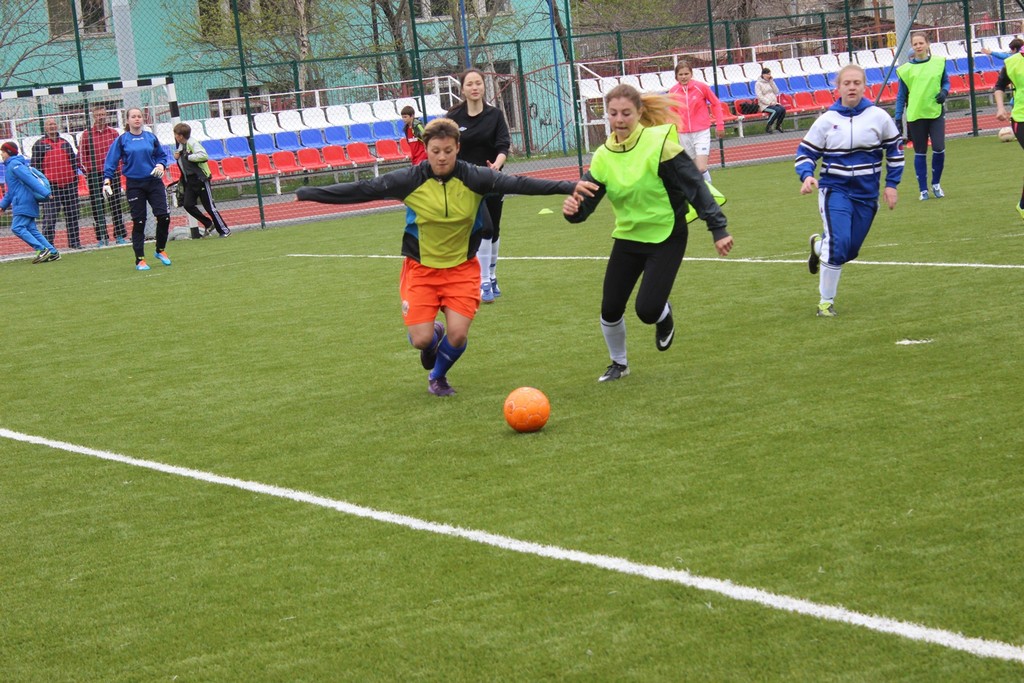 Товарищеский матч между женскими командами СахГУ и восьмой школы