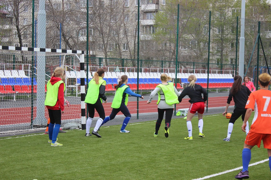 Товарищеский матч между женскими командами СахГУ и восьмой школы