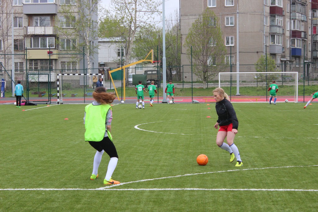 Товарищеский матч между женскими командами СахГУ и восьмой школы