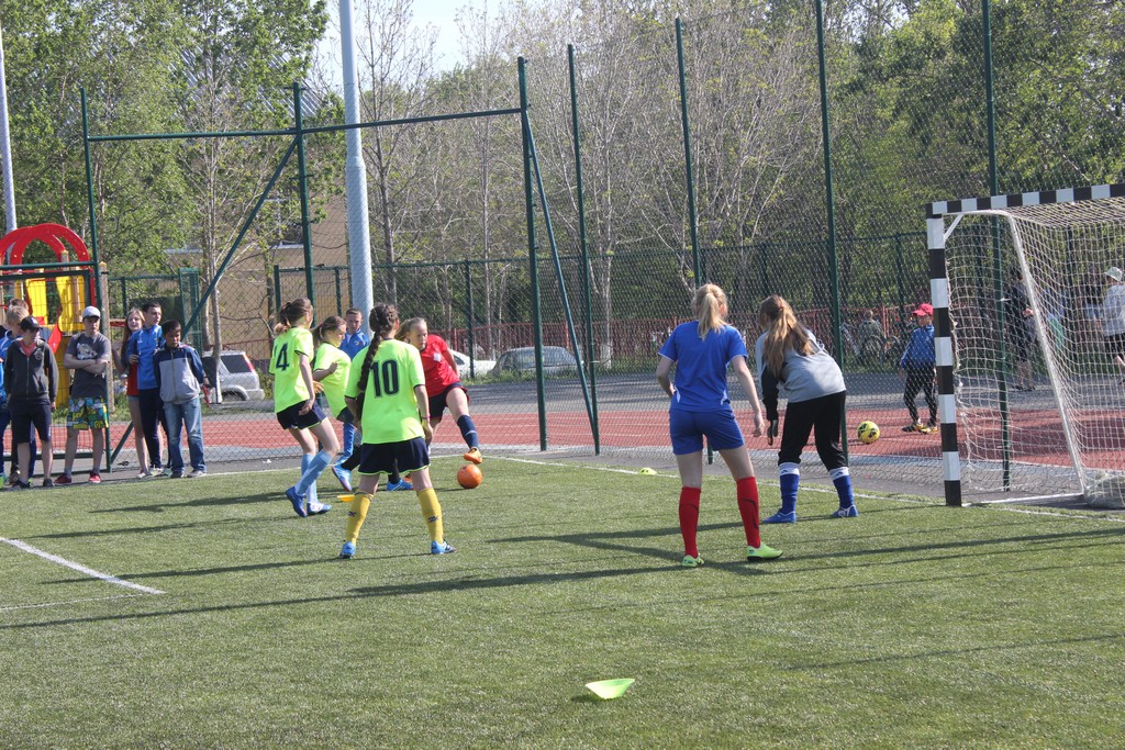 Футбольный матч между командами девушек Южно-Сахалинска и Невельска