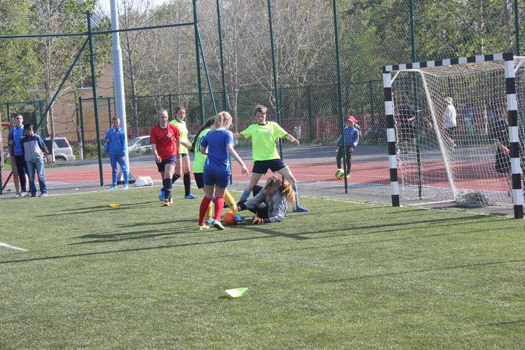 Футбольный матч между командами девушек Южно-Сахалинска и Невельска