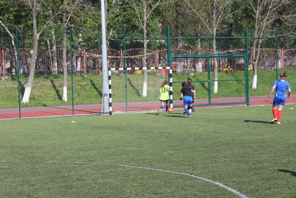 Футбольный матч между командами девушек Южно-Сахалинска и Невельска