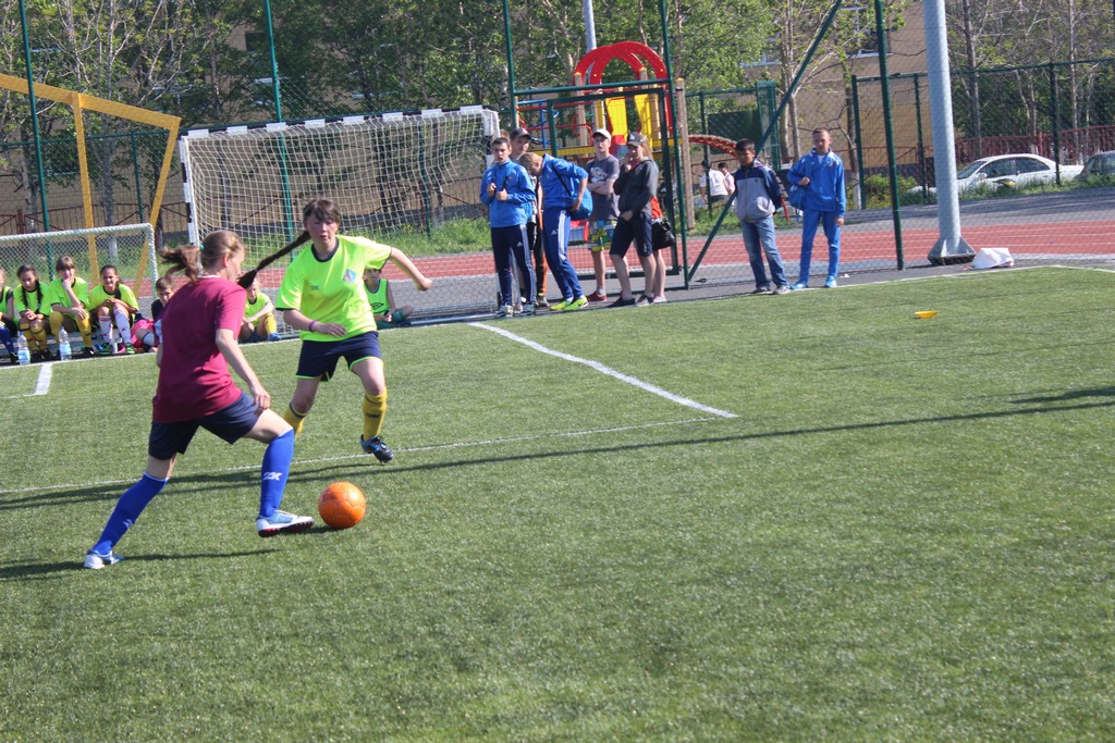 Футбольный матч между командами девушек Южно-Сахалинска и Невельска