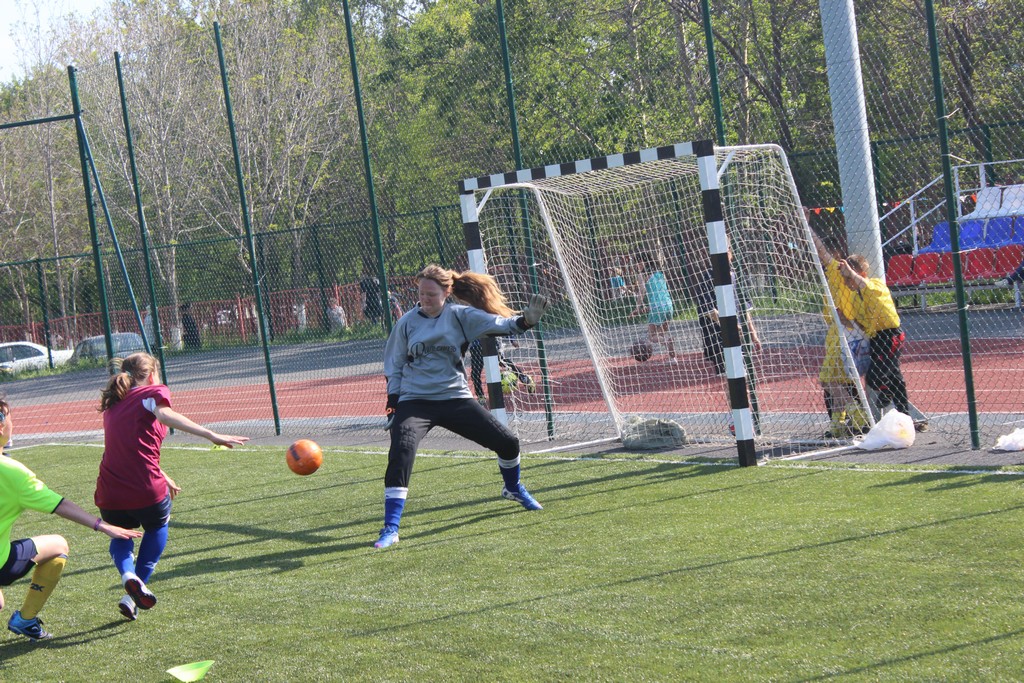 Футбольный матч между командами девушек Южно-Сахалинска и Невельска