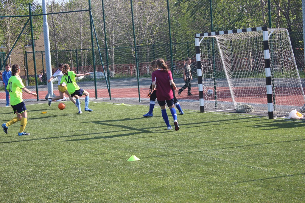 Футбольный матч между командами девушек Южно-Сахалинска и Невельска