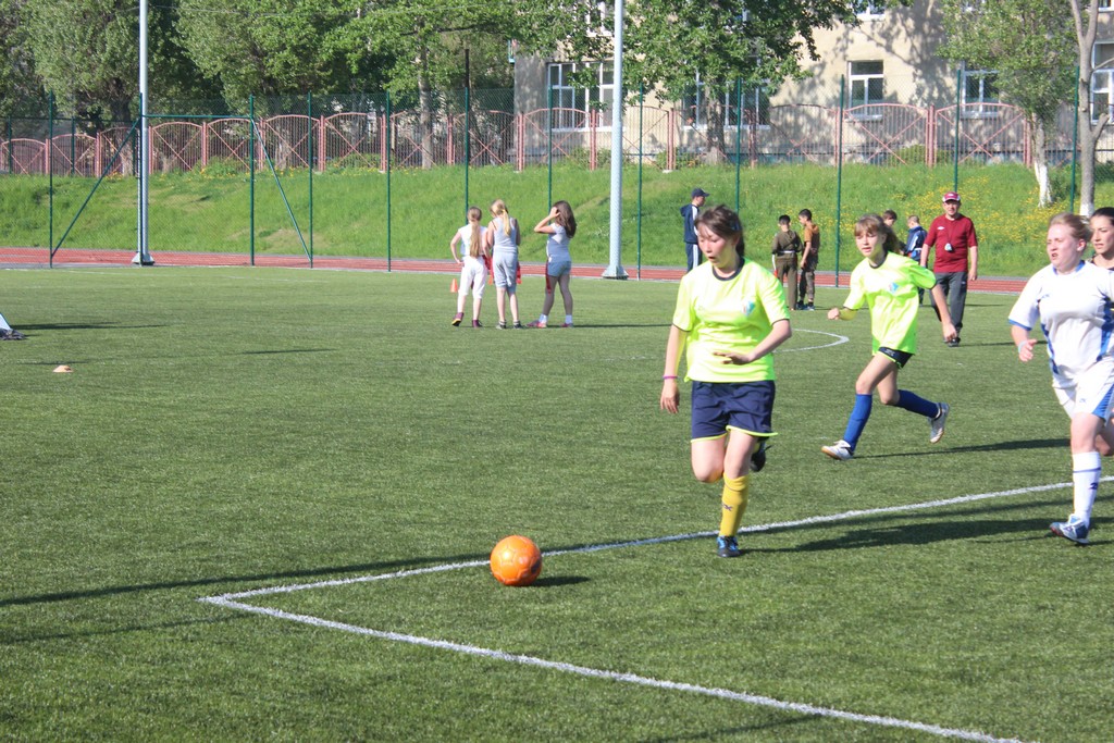 Футбольный матч между командами девушек Южно-Сахалинска и Невельска