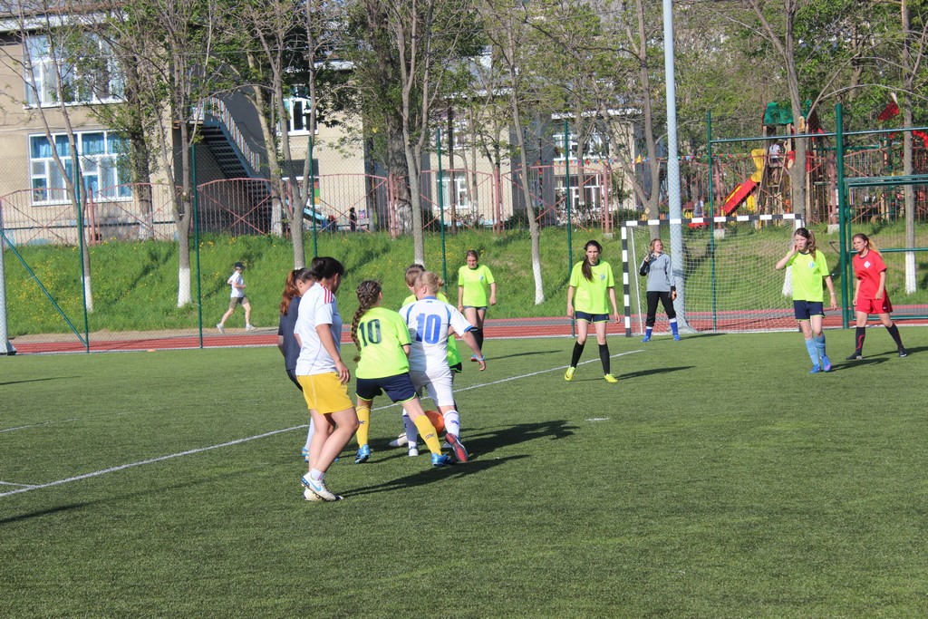 Футбольный матч между командами девушек Южно-Сахалинска и Невельска