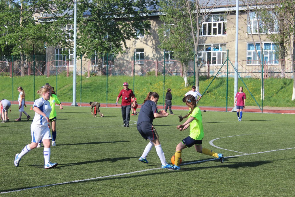 Футбольный матч между командами девушек Южно-Сахалинска и Невельска