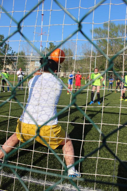 Футбольный матч между командами девушек Южно-Сахалинска и Невельска