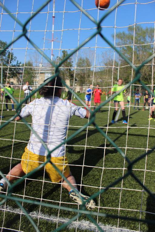 Футбольный матч между командами девушек Южно-Сахалинска и Невельска