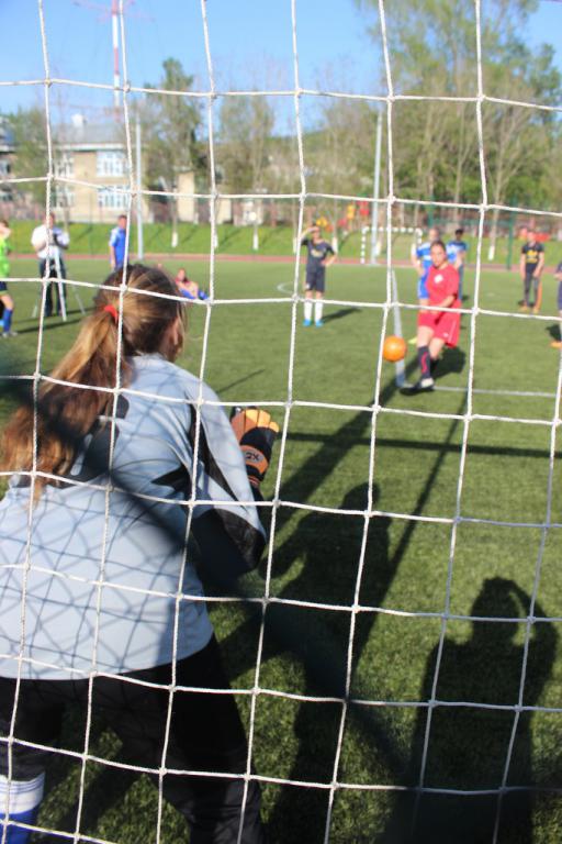 Футбольный матч между командами девушек Южно-Сахалинска и Невельска