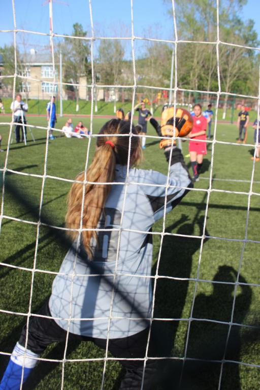 Футбольный матч между командами девушек Южно-Сахалинска и Невельска