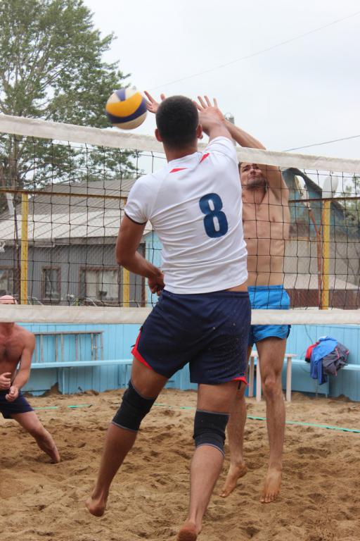 Пляжка на площадке СахГУ