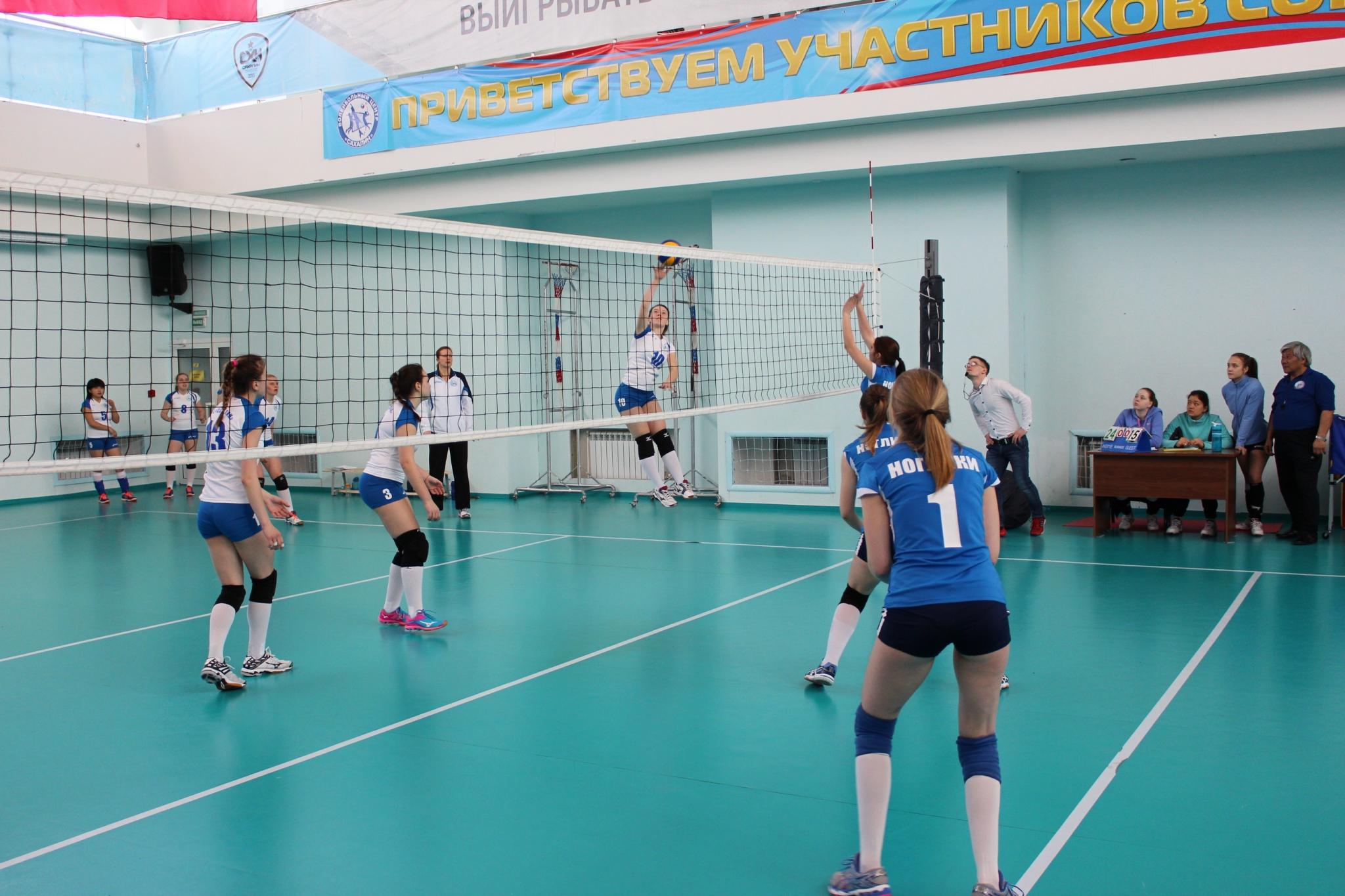 Соревнования по волейболу среди девушек. Волейбольные площадки в Южно Сахалинске.