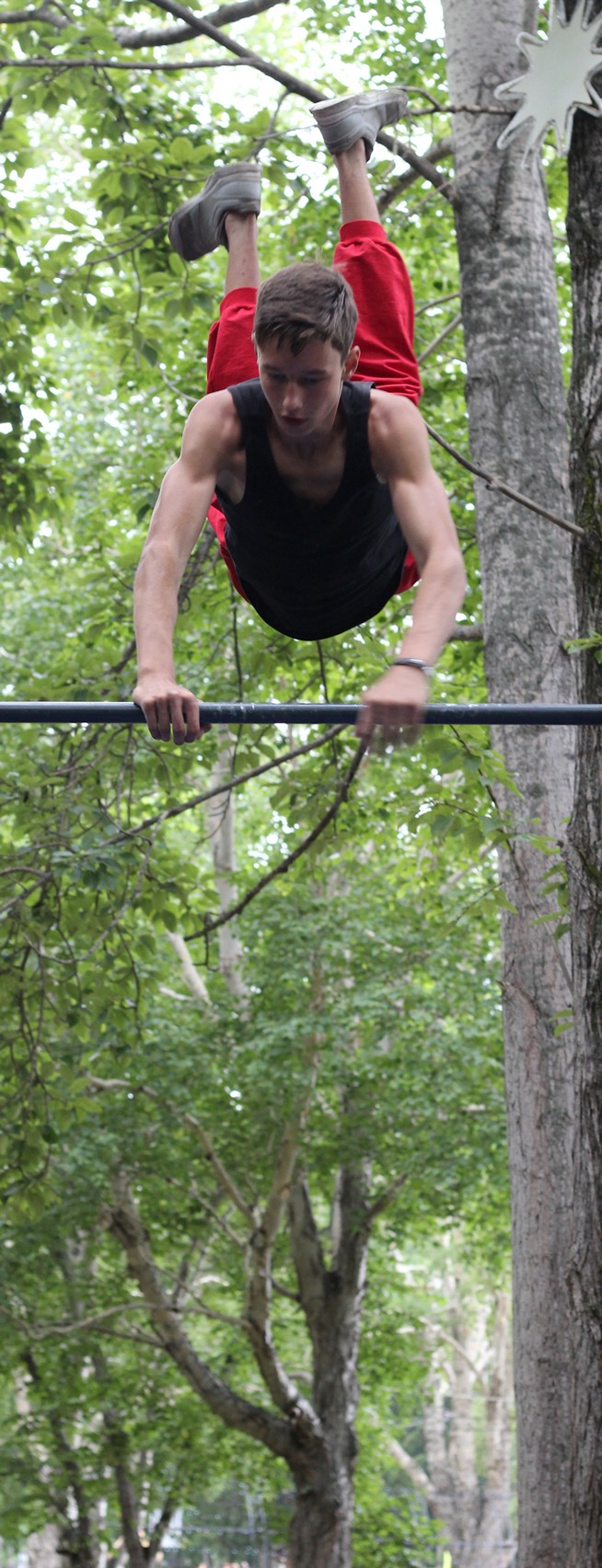 Показательные выступления турникменов на праздновании Дня физкультурника