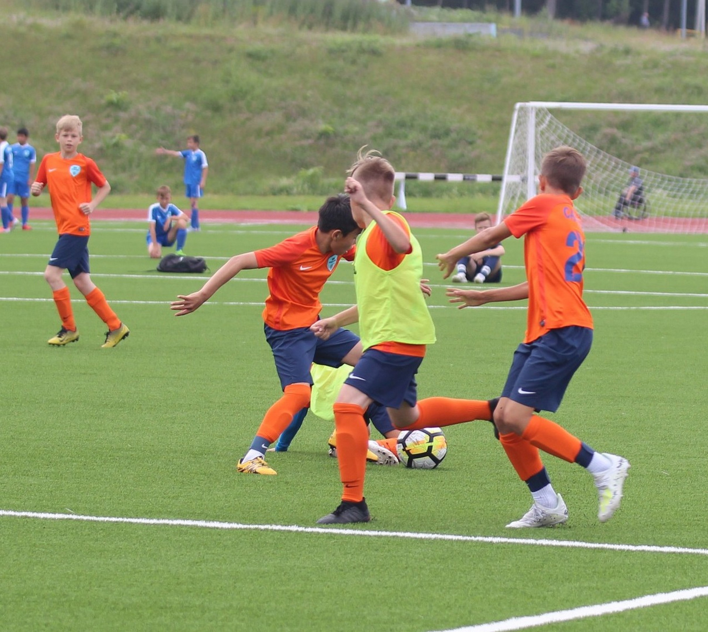 футбол среди мальчиков.