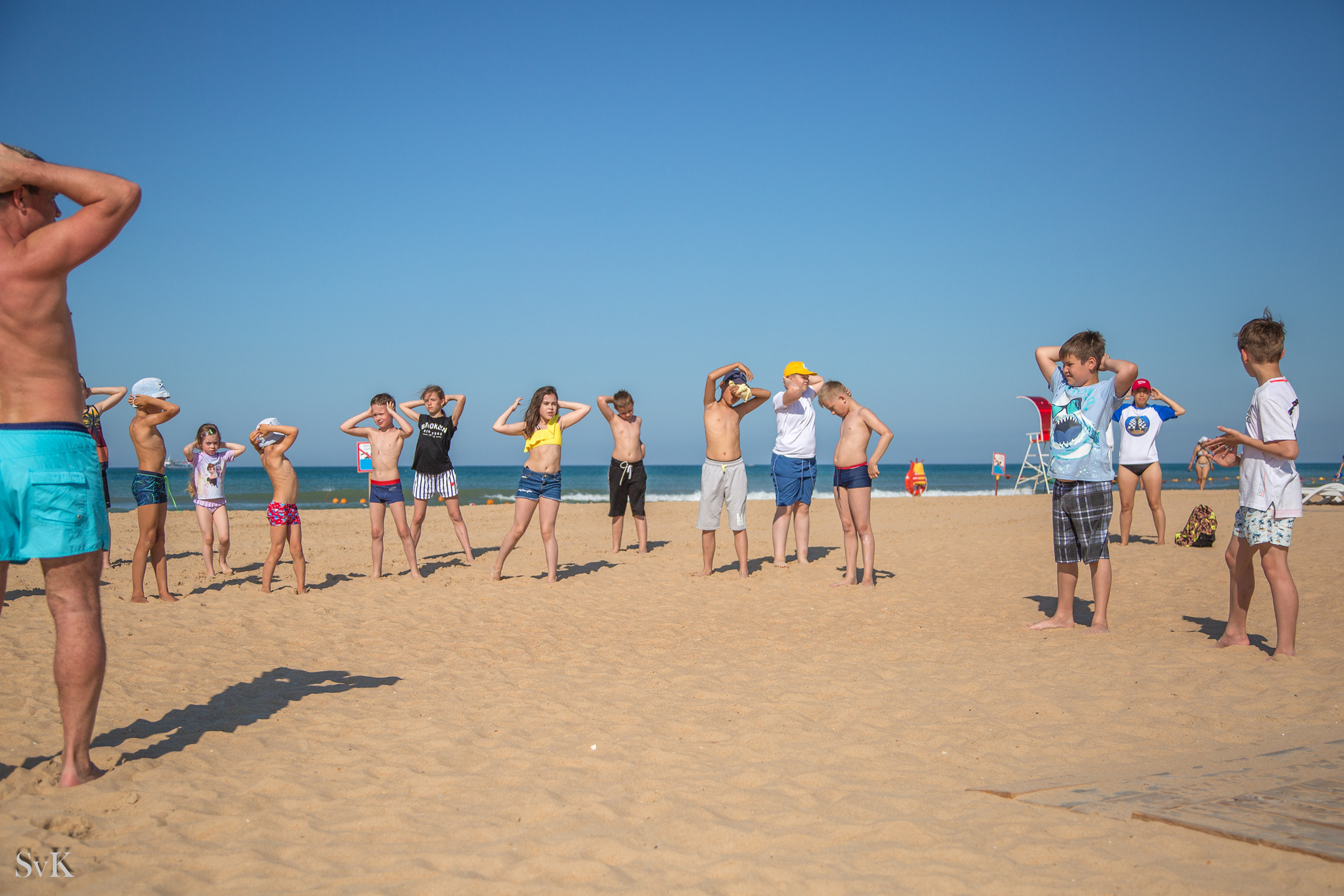 Зарядка и водные процедуры сахалинских шахматистов в Витязево (фото Светланы Кругловой)