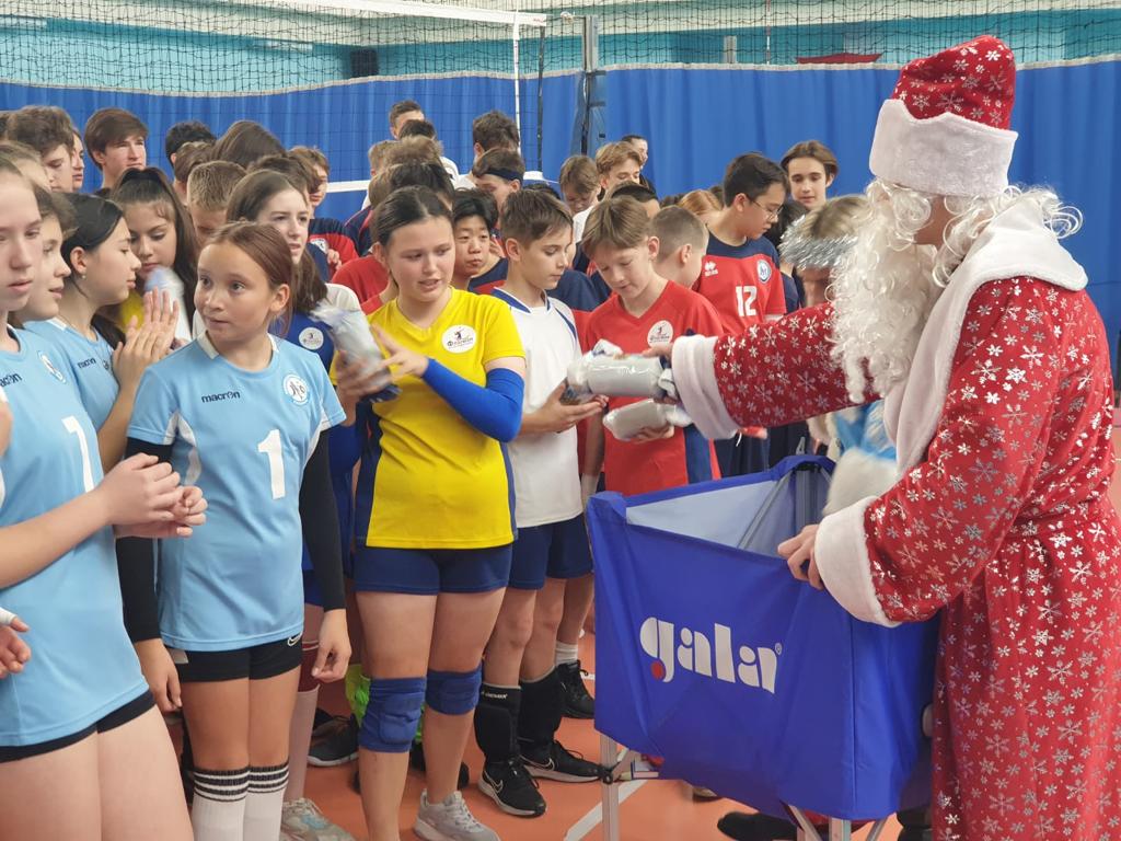 Предновогодний волейбольный турнир на призы Деда Мороза