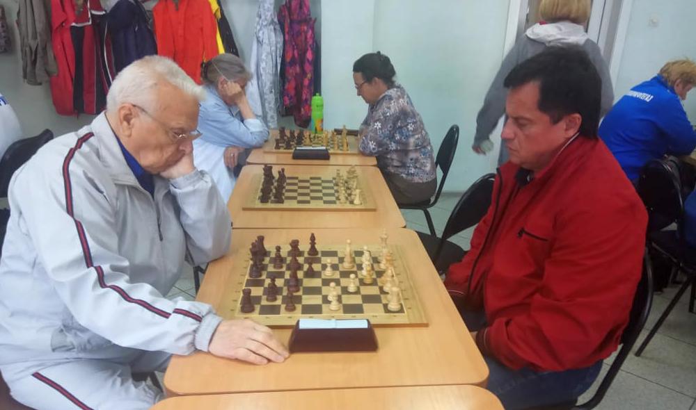 Владимир Юрьев (справа) победил в шахматном турнире