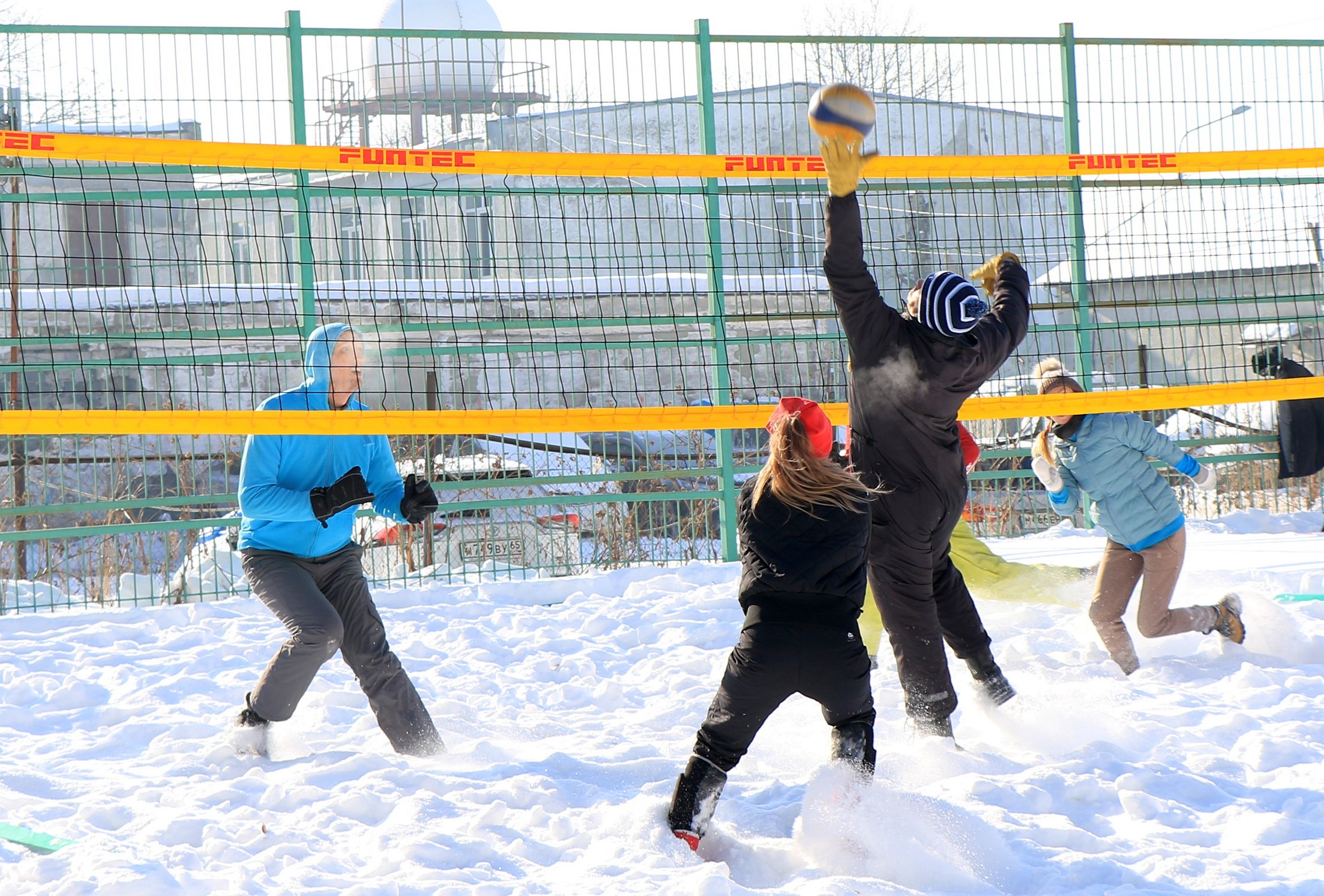 Шерегеш волейбол. Волейбол на снегу. Соревнования по волейболу на снегу. Волейбол на снегу Москва. Волейбол на снегу Шерегеш.