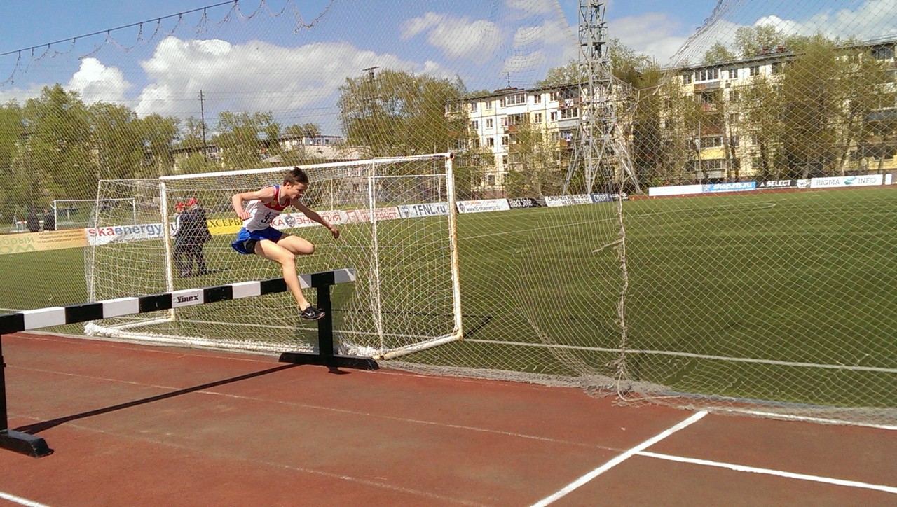 Евгений Божок на дистанции 2000 м с препятствиями