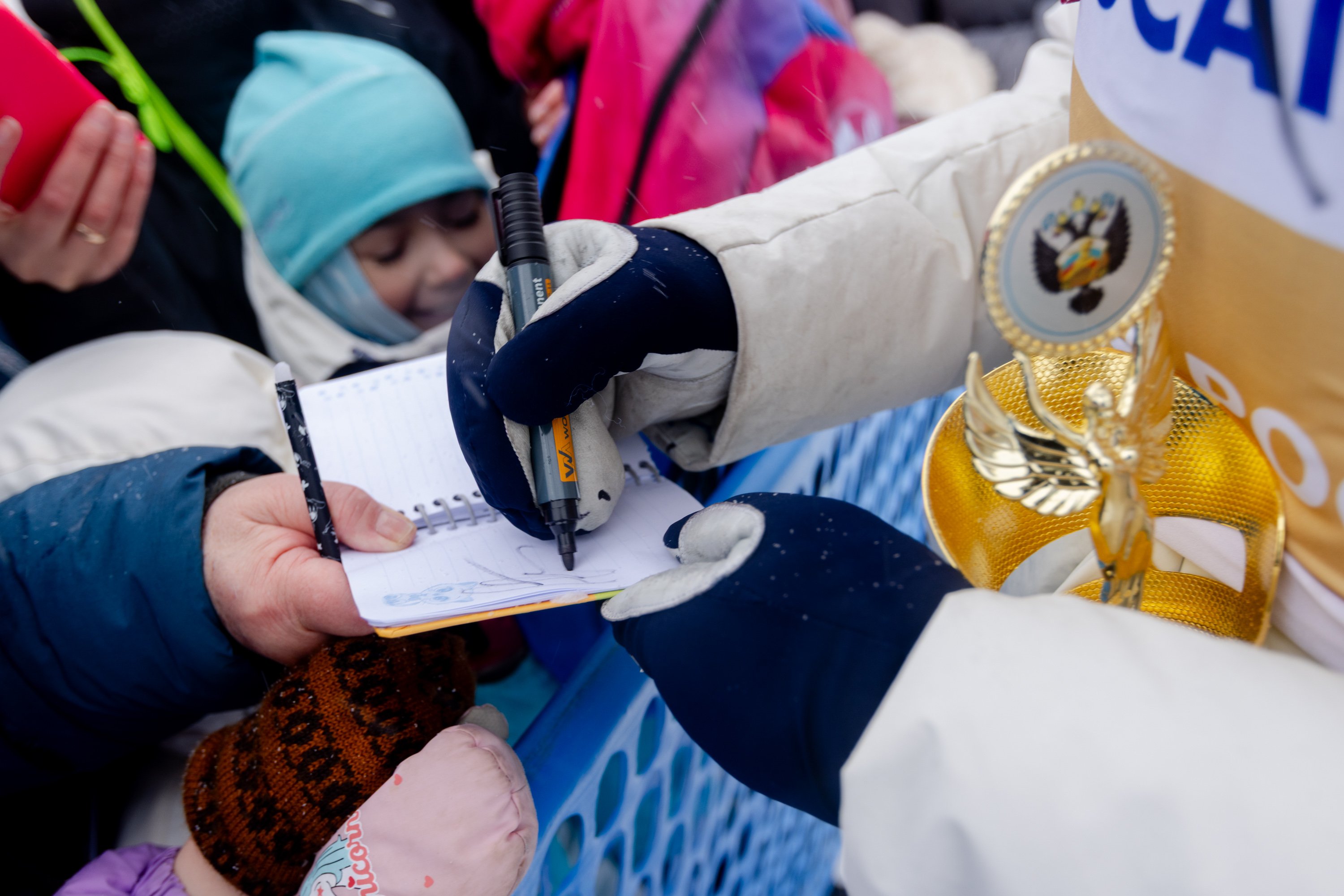 Автограф-сессия участников чемпионата России по лыжным гонкам